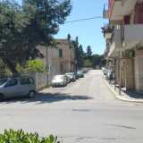 Imbocchiamo via Amendola. Dopo aver superato la parte pi� popolare del quartiere San Pasquale e prima di arrivare al Campus universitario ecco sulla nostra destra partire l�inconfondibile via Ulpiani: si riconosce perch� in salita, cosa alquanto insolita in una citt� estremamente pianeggiante come Bari